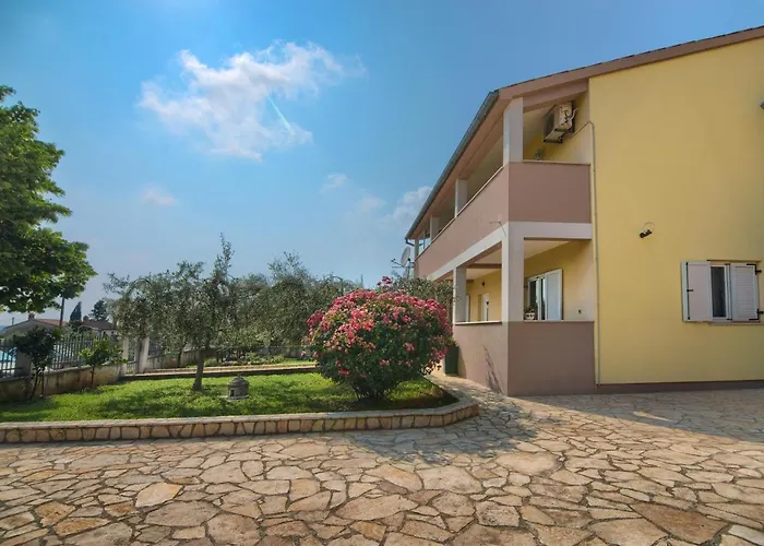 Apartment And Holiday Home Mladenka