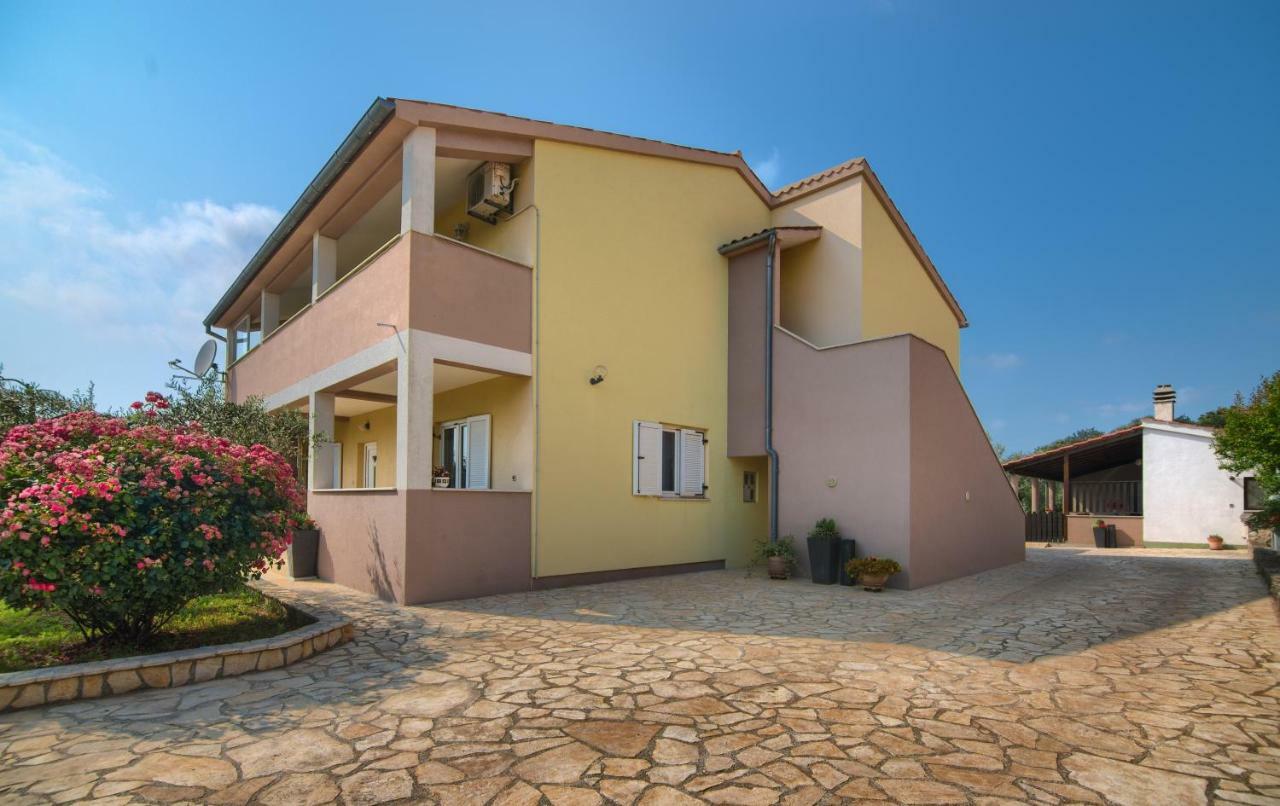 Apartment And Mladenka *